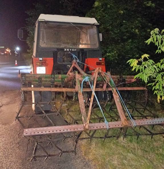 16 yasinda bir cocuk ile 15 yasinda bir yolcunun kullandigi motosiklet tirmiklarin takili oldugu bir tarim traktorunun arkasina carpti 7090