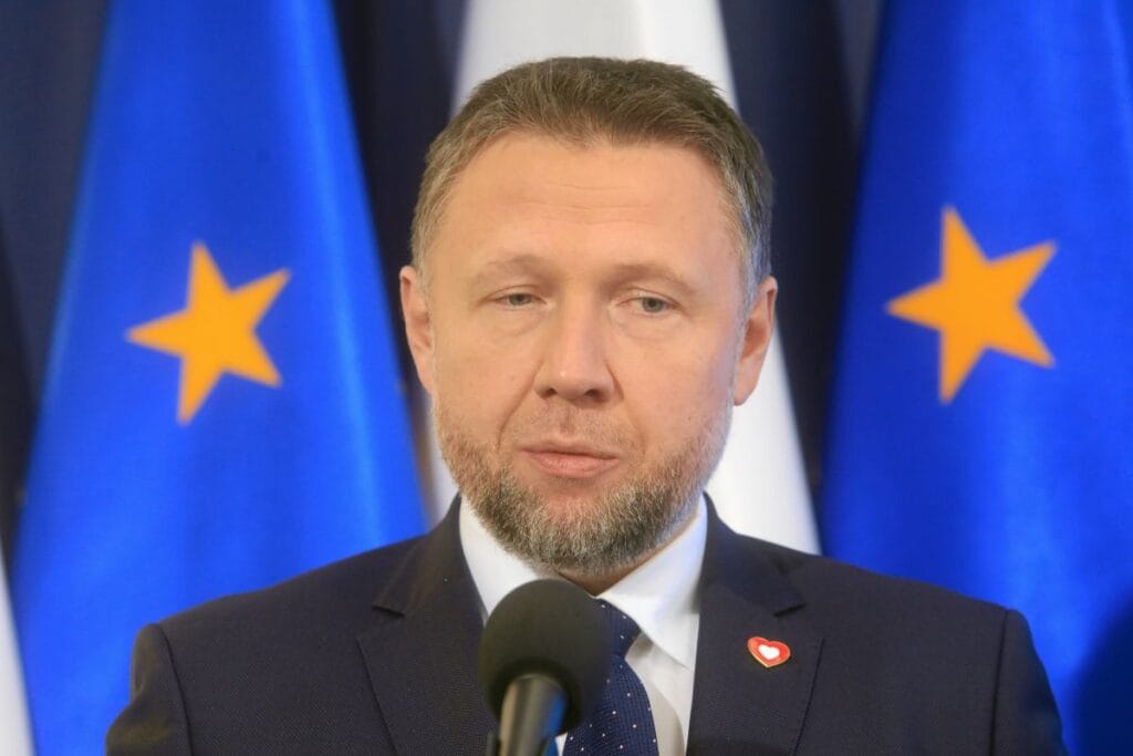 800 den fazla kisiyi kundaklamakla tehdit ettigi iddia edilen ukraynali sinir disi edildi 10 yil giris yasagi 8168