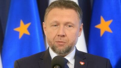 800 den fazla kisiyi kundaklamakla tehdit ettigi iddia edilen ukraynali sinir disi edildi 10 yil giris yasagi 8168