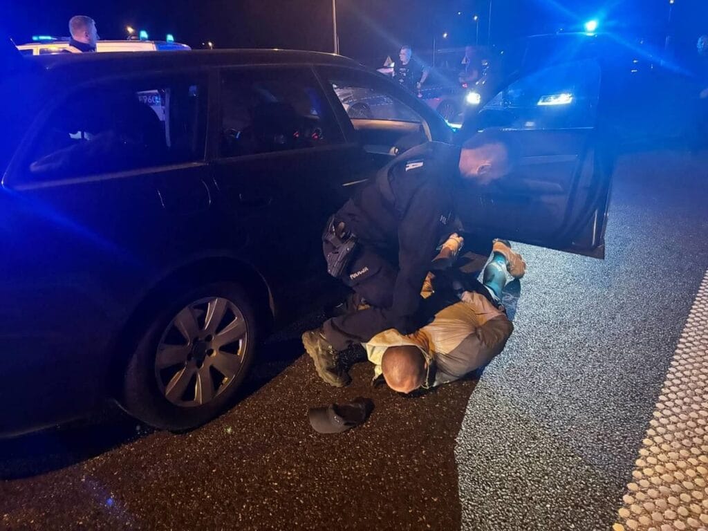 a2 de buyuk bir polis operasyonu i ki rus gozaltina alindi belcika da 56 yasinda birini oldurmek uzereydiler 7306