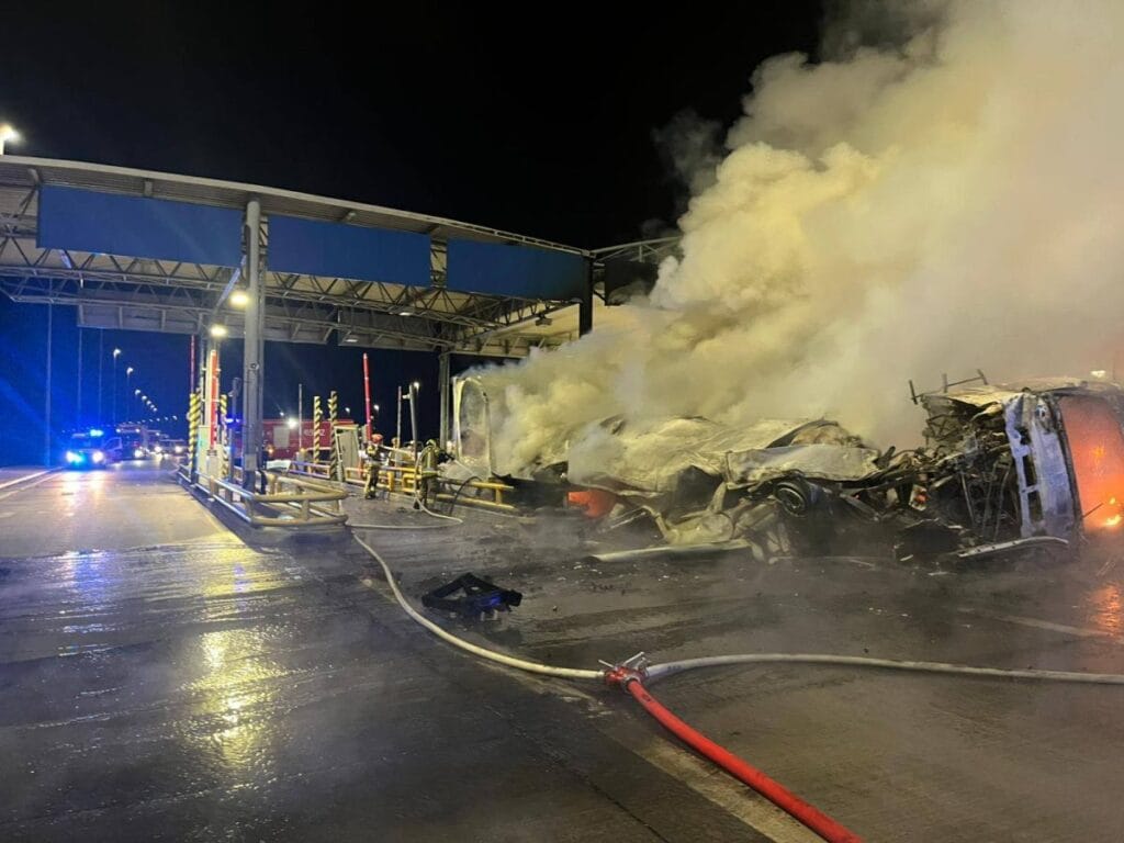 a2 otoyolunda trajik kaza bir kamyon surucusu bilet makinesine carpti olay yerinde hayatini kaybetti 6598