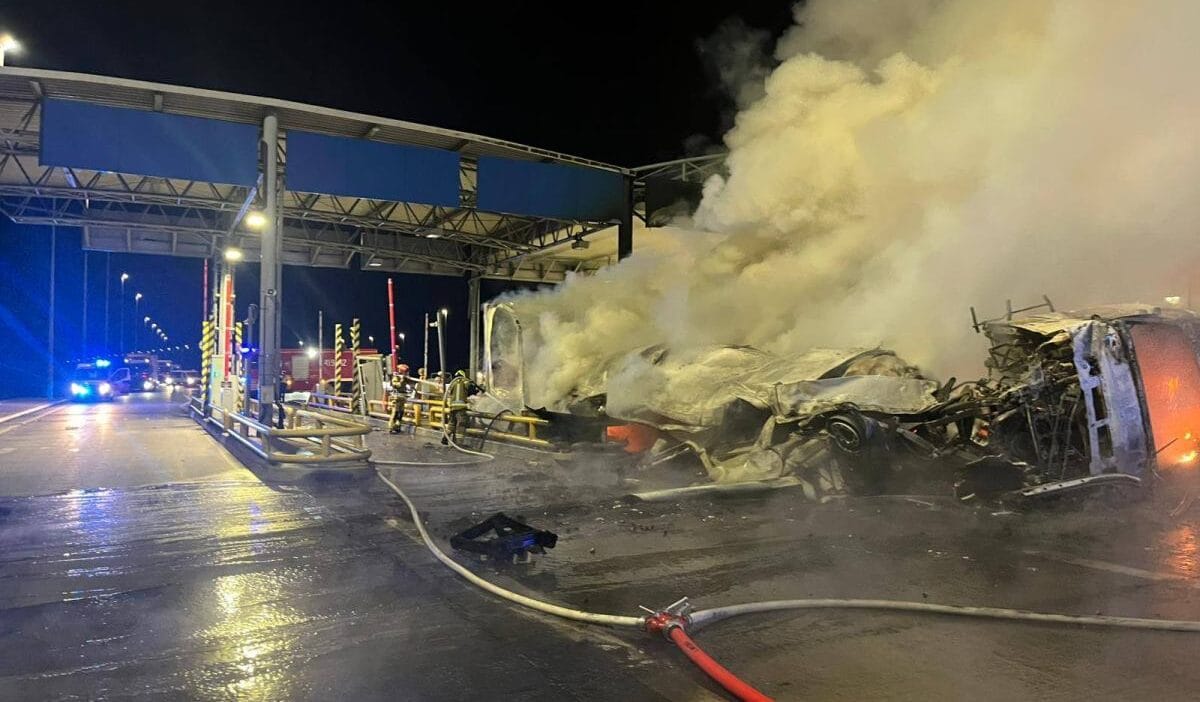 A2 otoyolunda trajik kaza bir kamyon surucusu bilet makinesine carpti olay yerinde hayatini kaybetti 6598