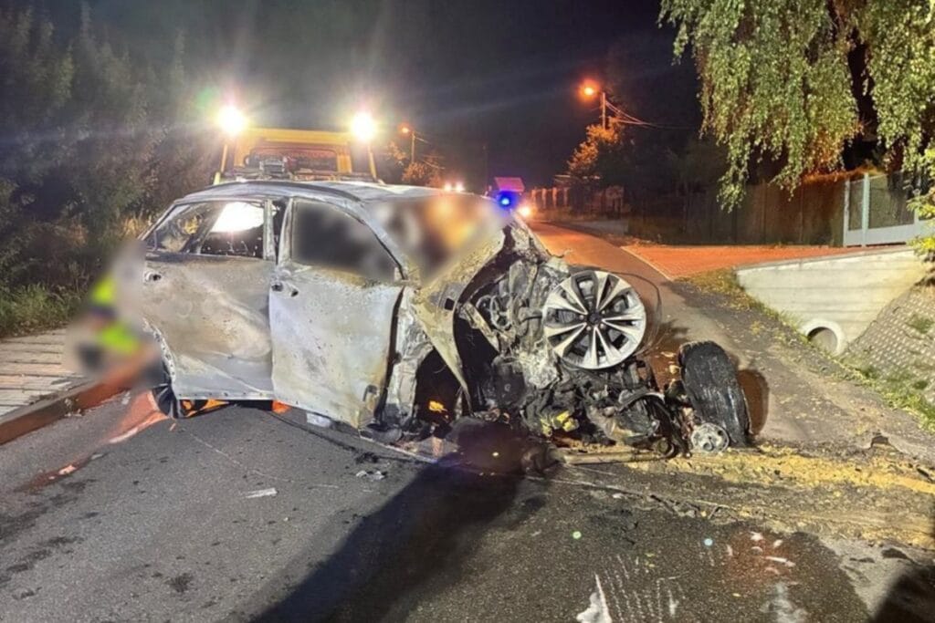 ailesinin arabasini aldi arkadaslariyla oldu resit olmayanlarin karistigi trajik kaza 7939