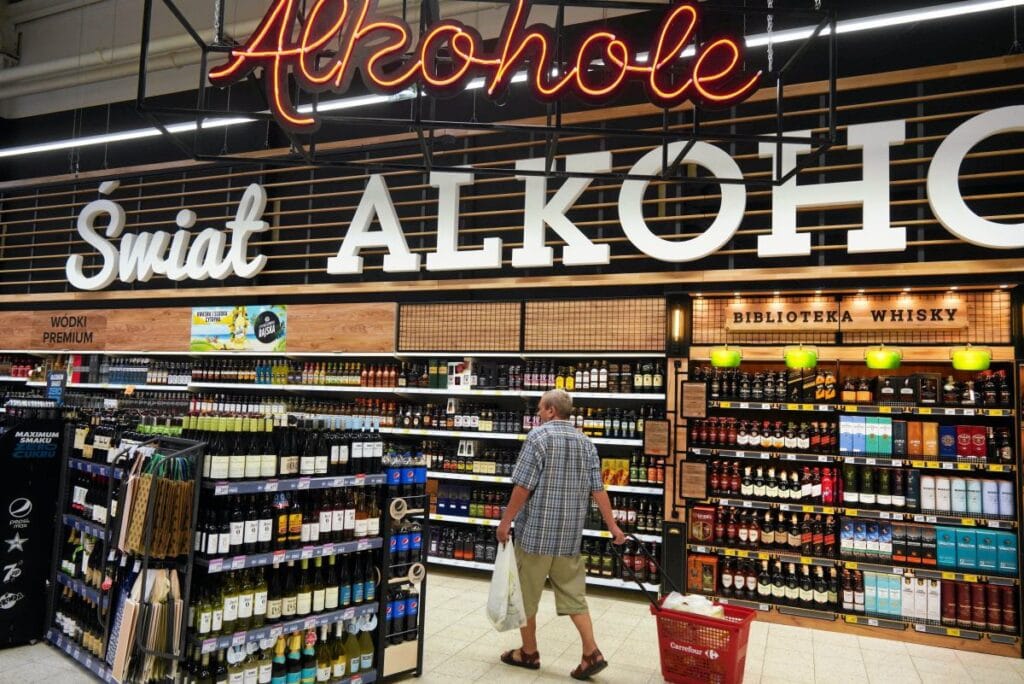 alkol ve tutunun 60 yas ustu kisilere satisinin yasaklanmasi saglik bakanligi na sasirtici dilekce 6979