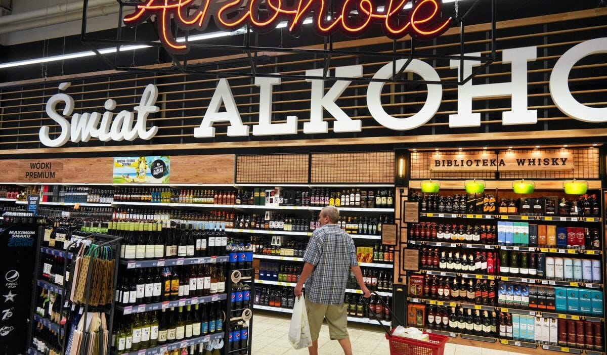 Alkol ve tutunun 60 yas ustu kisilere satisinin yasaklanmasi saglik bakanligi na sasirtici dilekce 6979