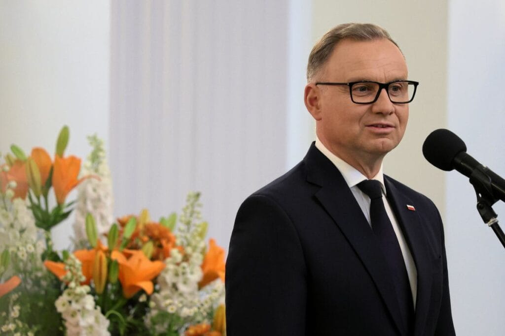andrzej duda calisanlarina boyle veda etti yarisindan fazlasi odul aldi 7758