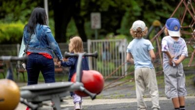 August�w. Beş yaşındaki çocuk kreşten kendi başına ayrılmıştır. Personel onun ortadan kaybolduğunu fark etmedi. 3 August w bes yasindaki cocuk kresten kendi basina ayrilmistir personel onun ortadan kayboldugunu fark etmedi 6066