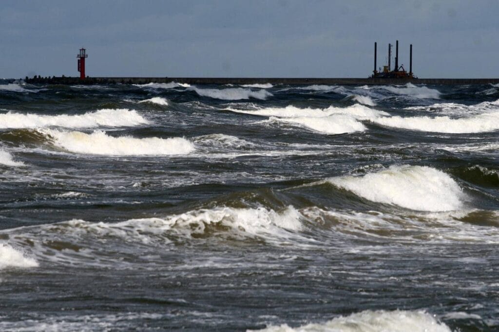 baltik denizi kiyilarinda yuzme yasagi kirkin uzerinde plaj kapandi 3347
