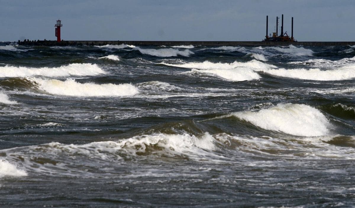 Baltik denizi kiyilarinda yuzme yasagi kirkin uzerinde plaj kapandi 3347