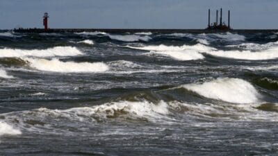 Baltik denizi kiyilarinda yuzme yasagi kirkin uzerinde plaj kapandi 3347
