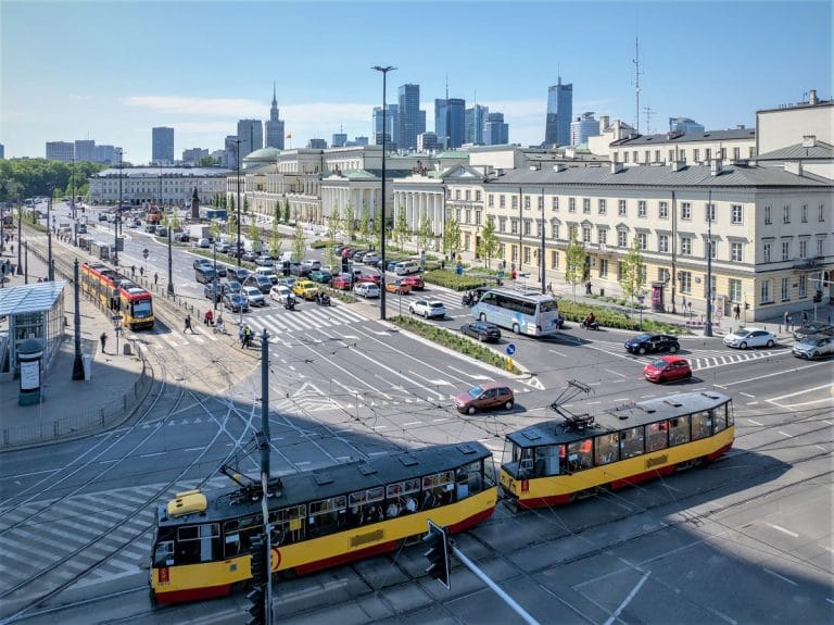 Bankowy meydani ndaki degisiklikler raylarin yanindaki kapali serit 6970