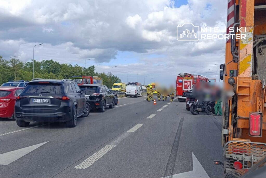 Başka bir olaydaki araçlardan kaçınmaya çalıştı, şerit değiştirdi ve bir otomobille çarpıştı. S2 yolu kapandı 1 Baska bir olaydaki araclardan kacinmaya calisti serit degistirdi ve bir otomobille carpisti s2 yolu kapandi 6514