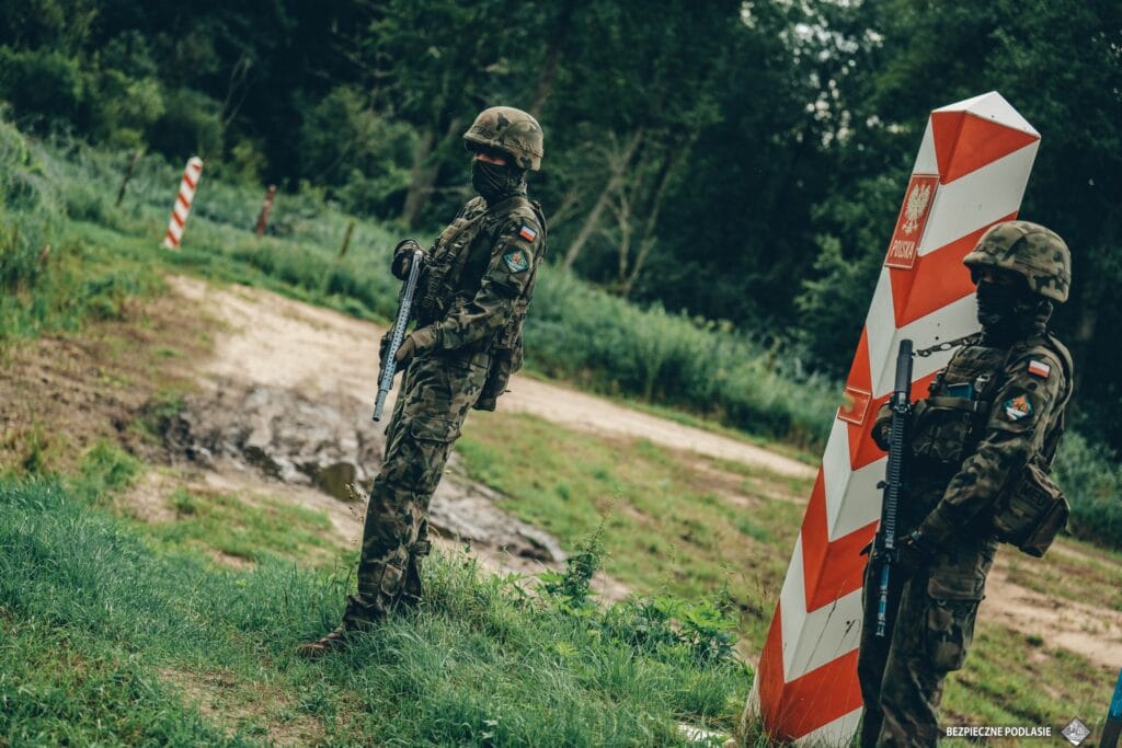 Belarus siniri yakinlarinda yaralanan asker el bombasi elinde patladi 7294