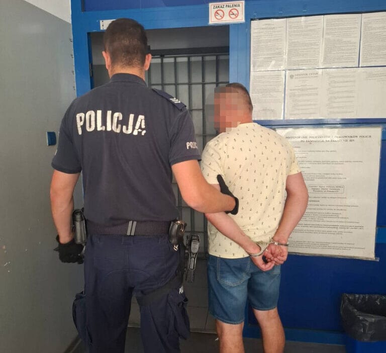 Białołęce’de 6 defa ömür boyu sürüş yasağı olan sürücü gözaltına alındı; 6 yaşındaki oğluyla birlikte aracını kullandı. 1 Bia o ce de 6 defa omur boyu surus yasagi olan surucu gozaltina alindi 6 yasindaki ogluyla birlikte aracini kullandi 5894