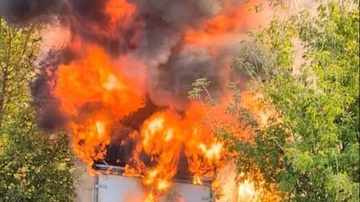 Bialoleka da bir dagitim aracinda yangin siyah duman puflari uzaktan gorulebiliyordu 7336