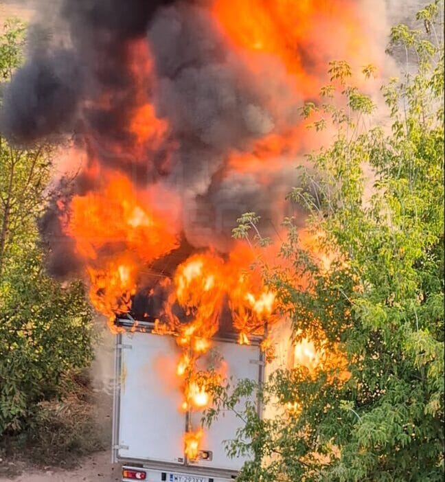 Bialoleka'da bir dağıtım aracında yangın. Siyah duman pufları uzaktan görülebiliyordu 1 Bialoleka da bir dagitim aracinda yangin siyah duman puflari uzaktan gorulebiliyordu 7336