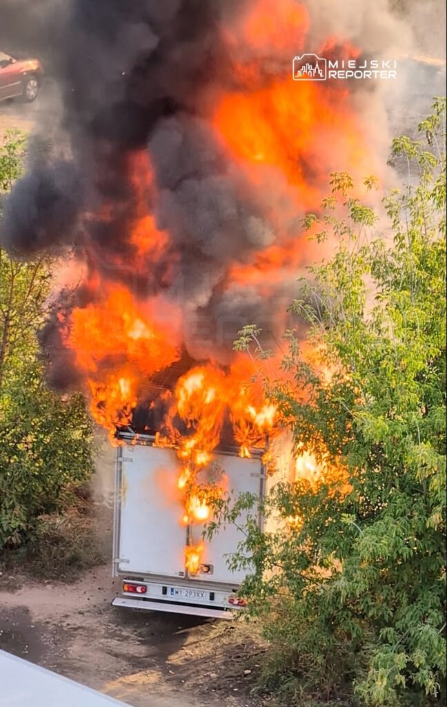 bialoleka da bir dagitim aracinda yangin siyah duman puflari uzaktan gorulebiliyordu 7336