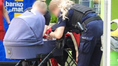 Bielan polisleri 1 ay yasindaki cocuga bakarken suruklu durumda iki ebeveyni tutukladi 5887