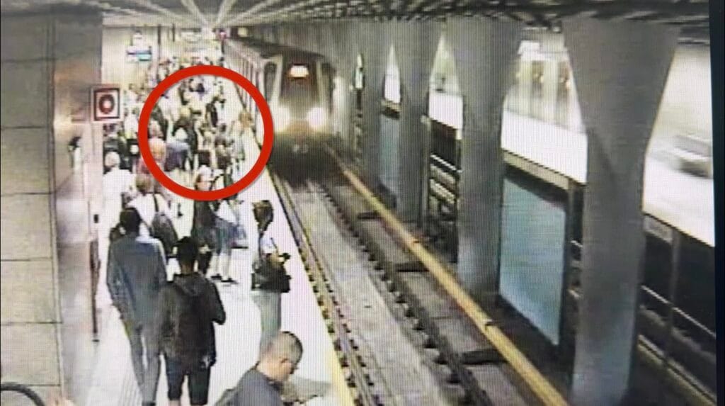 Bir adam metro treni bekleyen bir kadini karsidan gelen bir trenin altina itmeye calisti vi deo 7003