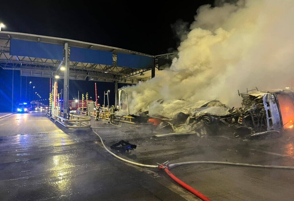 Bir kamyon a2 yolundaki kapilara carpti arac alev aldi surucu olay yerinde hayatini kaybetti vi deo 6697