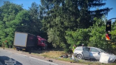 Bir kamyon ile bir binek arac arasinda ciddi carpisma aralarinda iki cocugun da bulundugu 5 kisi yaralandi 7285