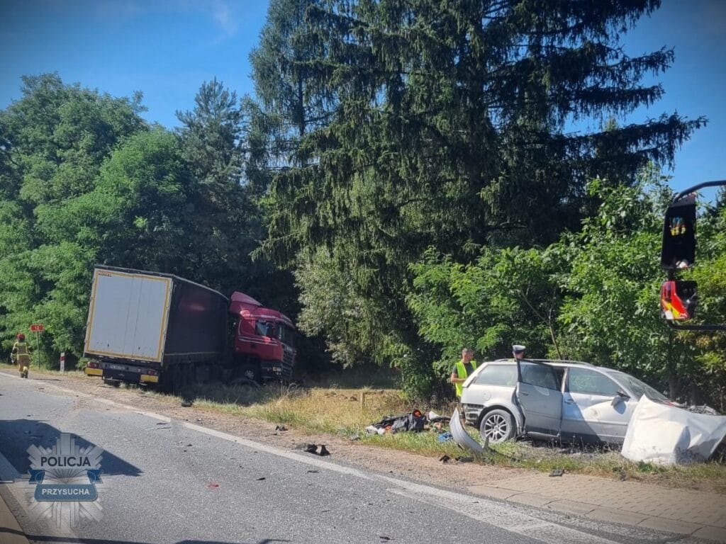 bir kamyon ile bir binek arac arasinda ciddi carpisma aralarinda iki cocugun da bulundugu 5 kisi yaralandi 7285