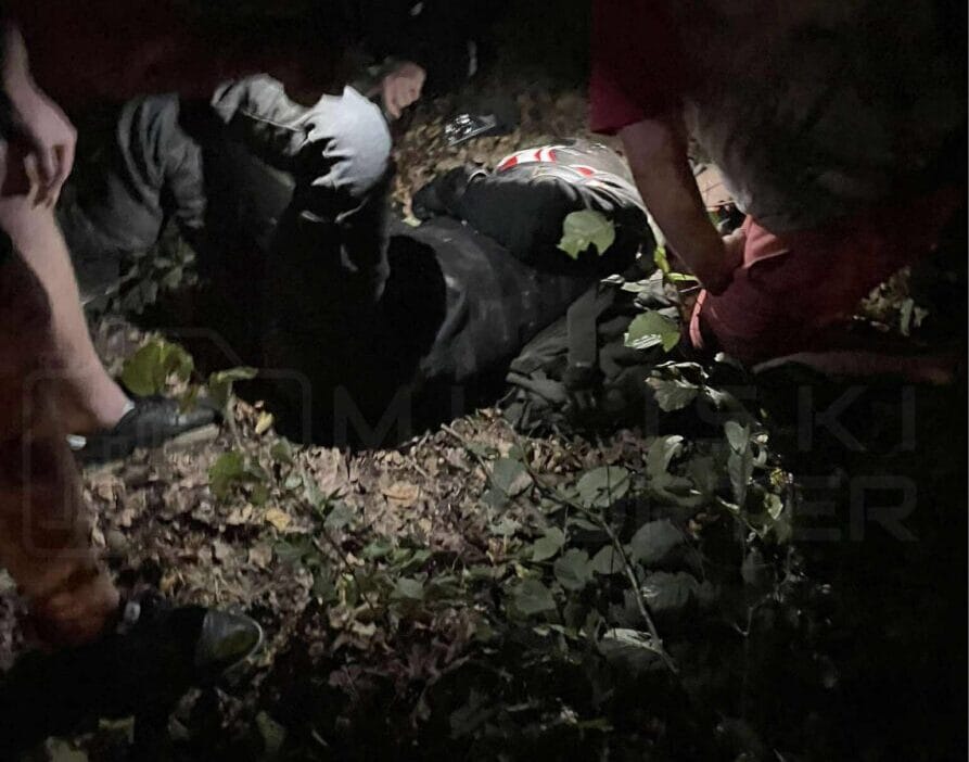 Bir motosiklet surucusu yoldan cikarak hendege dustu yardim gorgu taniklari tarafindan saglandi 8126