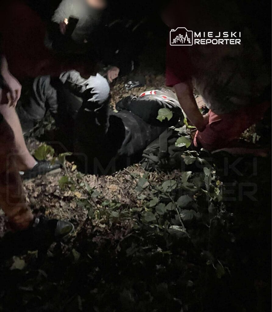 bir motosiklet surucusu yoldan cikarak hendege dustu yardim gorgu taniklari tarafindan saglandi 8126