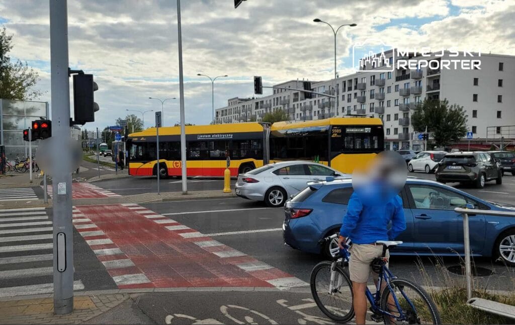 Bir otobüs şoförü geri dönmeye çalıştı ve włochy'de bir kavşağı kapattı 1 Bir otobus soforu geri donmeye calisti ve w ochy de bir kavsagi kapatti 6376