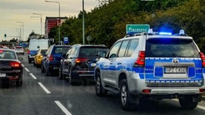 Bir toyota yi iki arabanin uzerine surmus surucu binde 2 5 promil alkollu cikti 6334