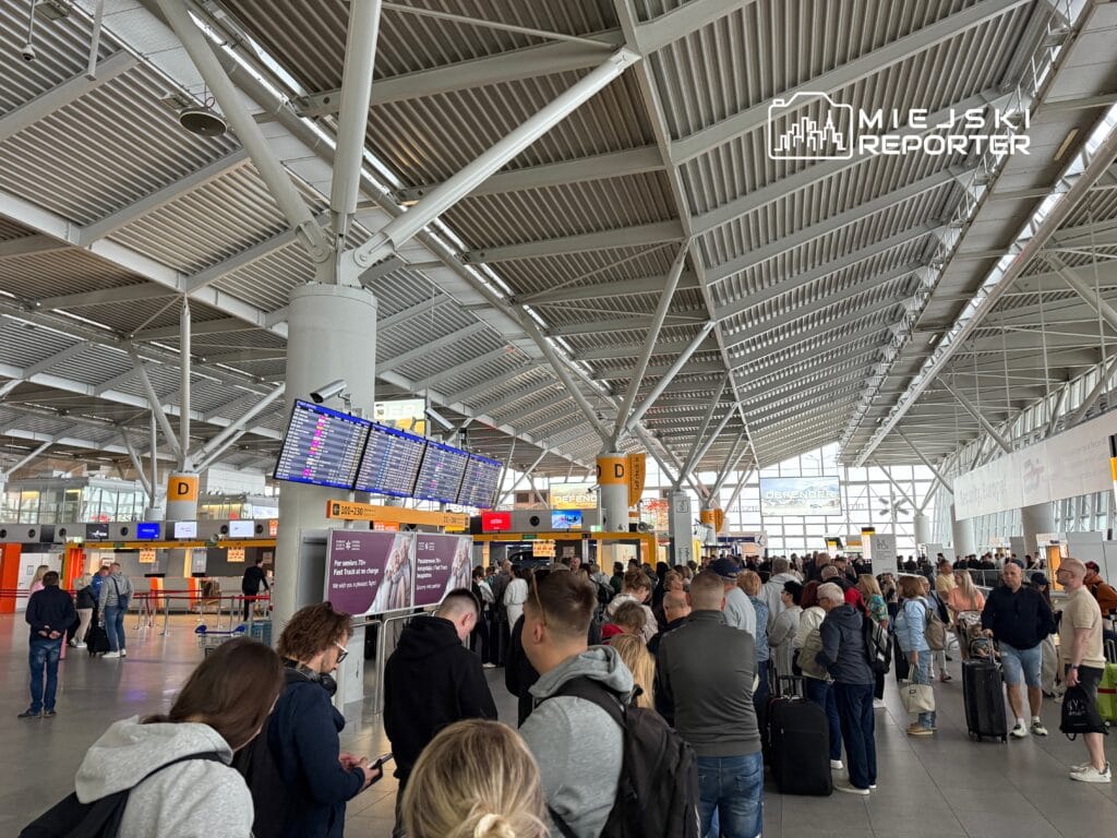 chopin havalimani nda bagajlarin geride birakilmasinin ardindan tahliye 6260