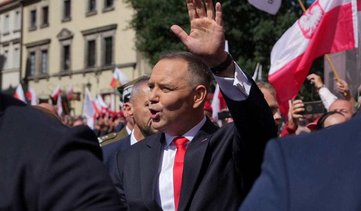 Cumhurbaskaninin konvoyu aniden durdu nawrocki den legia stadi yakininda surpriz hareket 3350