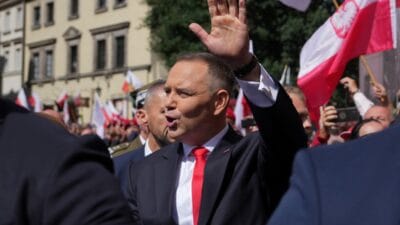 Cumhurbaskaninin konvoyu aniden durdu nawrocki den legia stadi yakininda surpriz hareket 3350