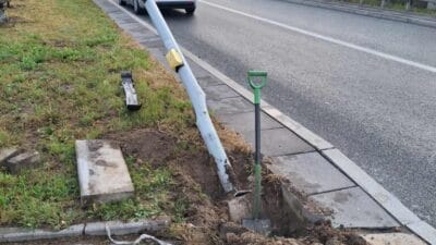 Ehliyeti olmayan afgan adam trafik isiklarina carpti 7108