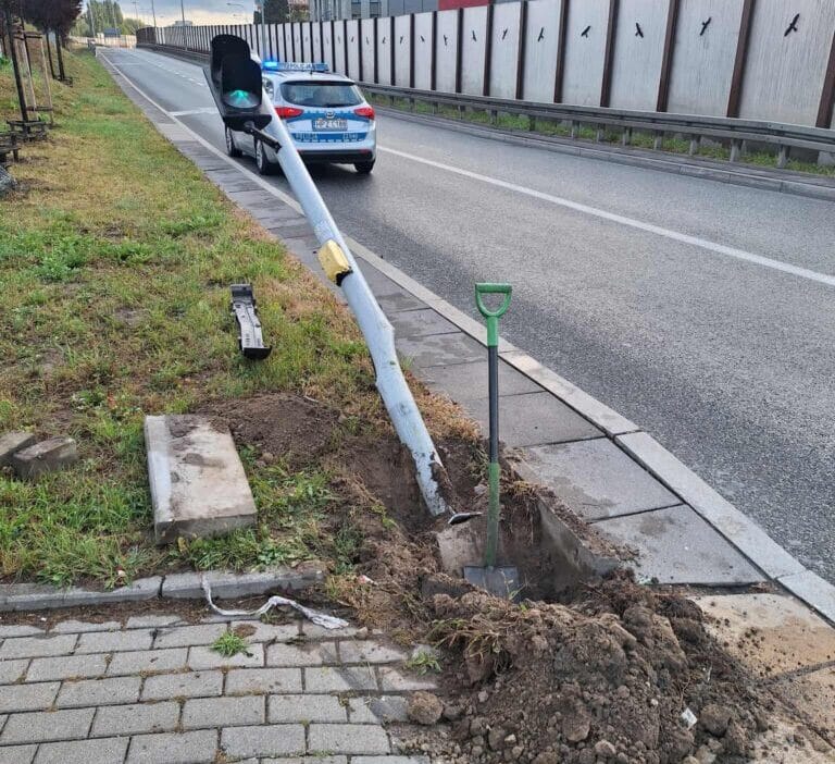 Ehliyeti olmayan afgan adam trafik ışıklarına çarptı 1 Ehliyeti olmayan afgan adam trafik isiklarina carpti 7108