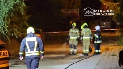 Elinde cekic olan saldirgan bir adam kendini polis memurlarinin uzerine atti saldirgan vuruldu 7141