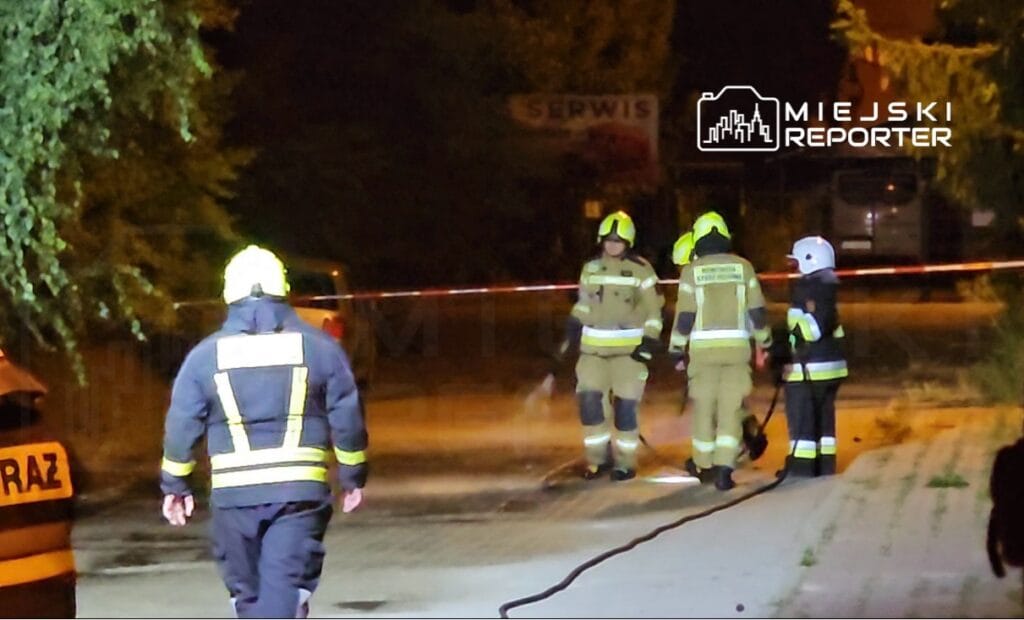 Elinde cekic olan saldirgan bir adam kendini polis memurlarinin uzerine atti saldirgan vuruldu 7141