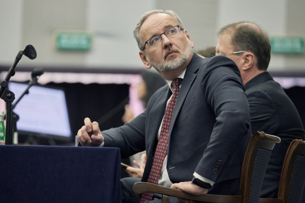 eski saglik bakanina dayak mahkeme iki kisinin tutuklanmasina karar verdi 7876