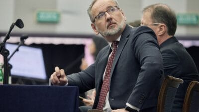 Eski saglik bakanina dayak mahkeme iki kisinin tutuklanmasina karar verdi 7876