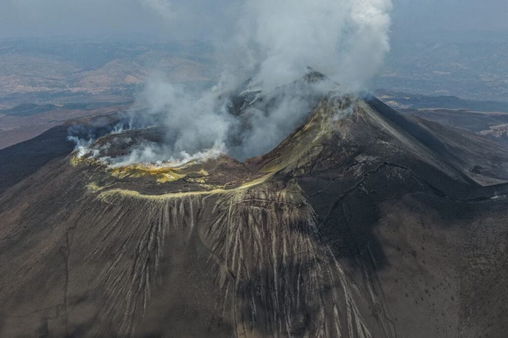 etna yeniden dikkate cekti yeni selenceyle lava akiyor turuncu uyari verildi 4138