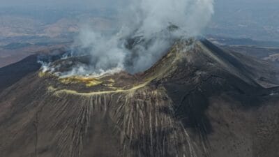 Etna yeniden dikkate cekti yeni selenceyle lava akiyor turuncu uyari verildi 4138