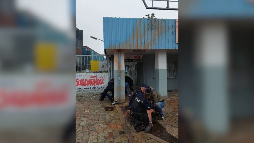 eylemciler dayanisma taleplerini boyayla islatti gozaltina alindilar 7972