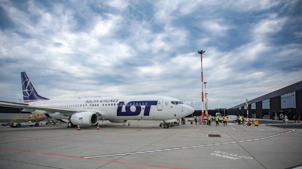 f 16 kazasi varsova radom havaalani kapatildi lot bir duyuru yayinladi 7625