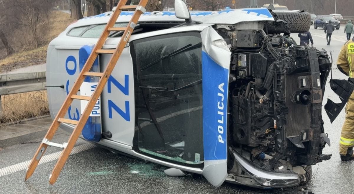 Gdansk. Kovalamaca sırasında radiow�z'un çatısı çöktü. Polis memurları bmw sürücüsünü yakaladı. Danimarka vatandaşı 1 Gdansk kovalamaca sirasinda radiow z un catisi coktu polis memurlari bmw surucusunu yakaladi danimarka vatandasi 7613