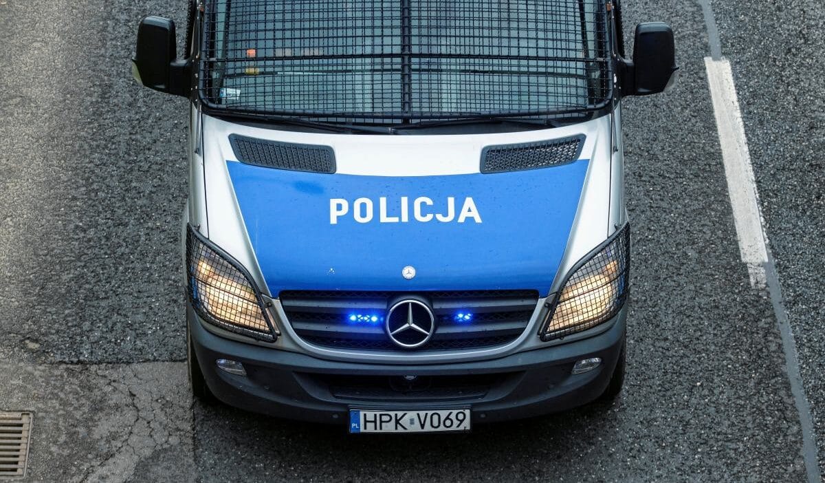 Gdansk ta kovalamaca sirasinda plakasiz bir polis arabasi devrildi polis memurlari bir bmw surucusunu ariyor 7135