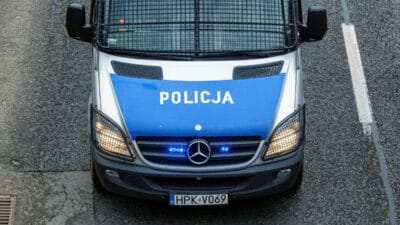 Gdansk ta kovalamaca sirasinda plakasiz bir polis arabasi devrildi polis memurlari bir bmw surucusunu ariyor 7135