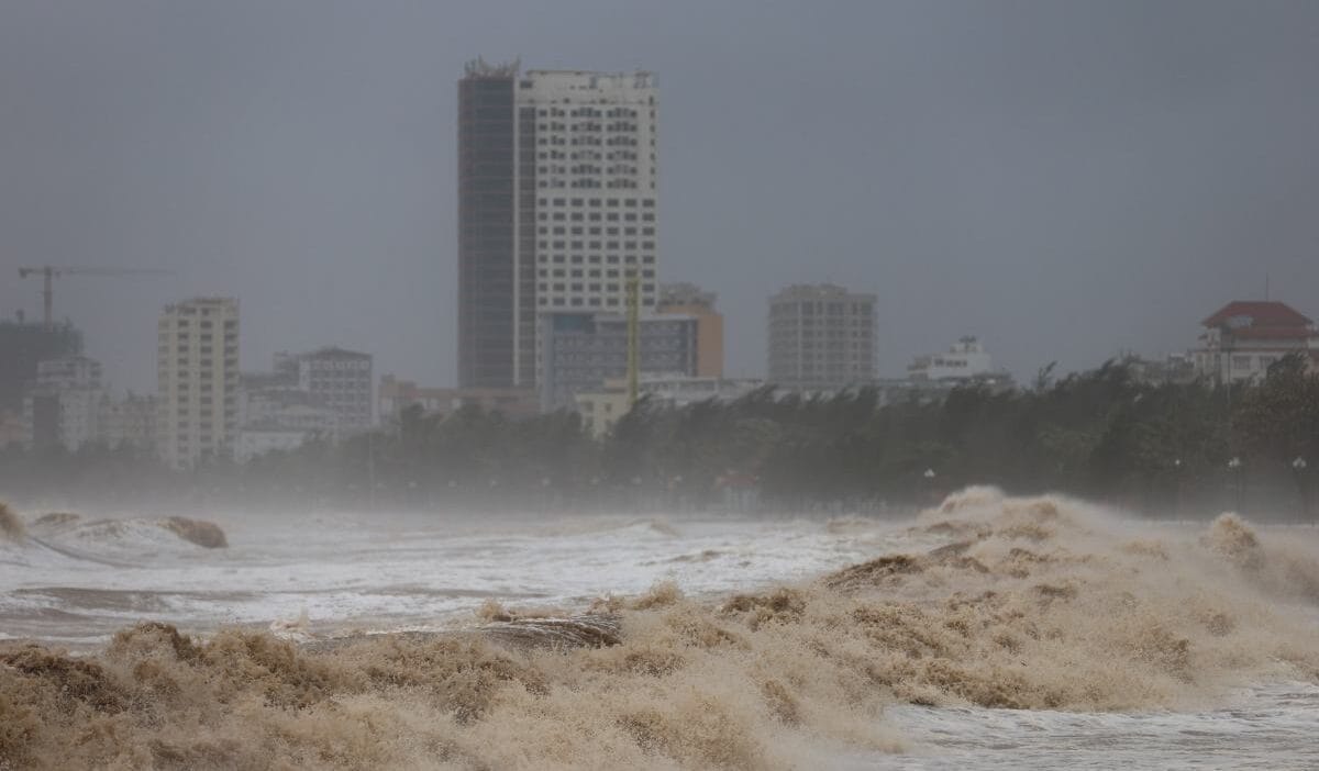 Guclu bir tayfun yaklasiyor 500 000 den fazla kisi tahliye edilmekle karsi karsiya okullar ve havaalanlari kapatildi 6794