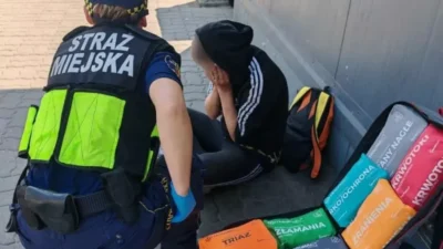 Hamile bir kadın bir dükkanın önünde yatıyor ve su için yalvarıyordu. İnsanlar yanından geçiyor ve ona aldırış etmiyorlardı. 6 Hamile bir kadin bir dukkanin onunde yatiyor ve su icin yalvariyordu i nsanlar yanindan geciyor ve ona aldiris etmiyorlardi 7099