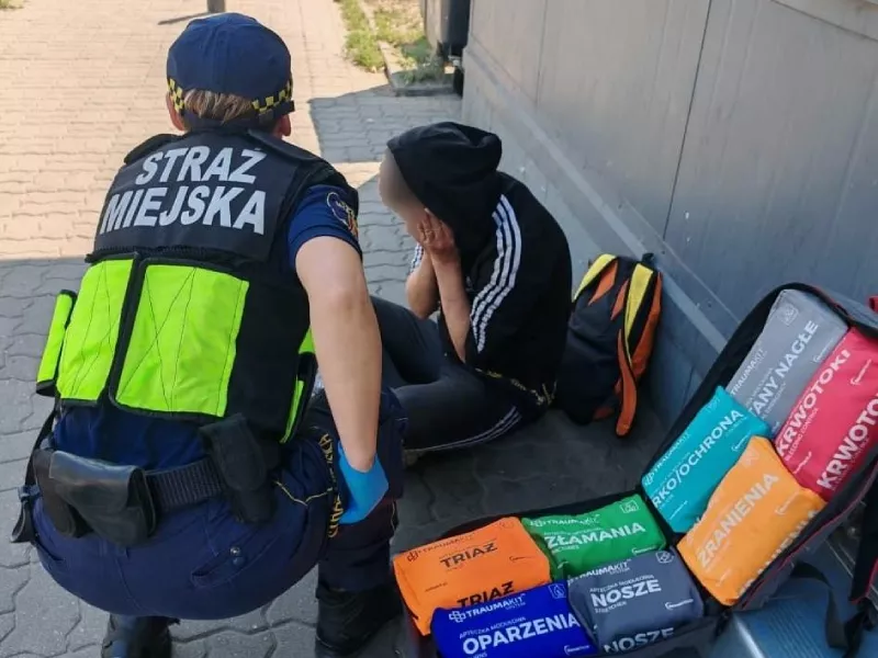 Hamile bir kadin bir dukkanin onunde yatiyor ve su icin yalvariyordu i nsanlar yanindan geciyor ve ona aldiris etmiyorlardi 7099