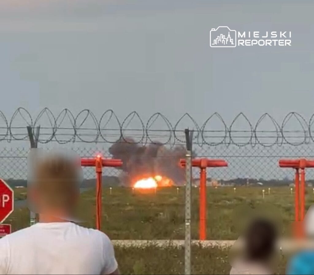 hava gosterisi provalari sirasinda bir f 16 ucagi dustu ucak piste carptiktan sonra alevler icinde kaldi 7571